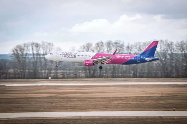 Ile może ważyć bagaż podręczny w Wizz Air? Sprawdź, by uniknąć opłat