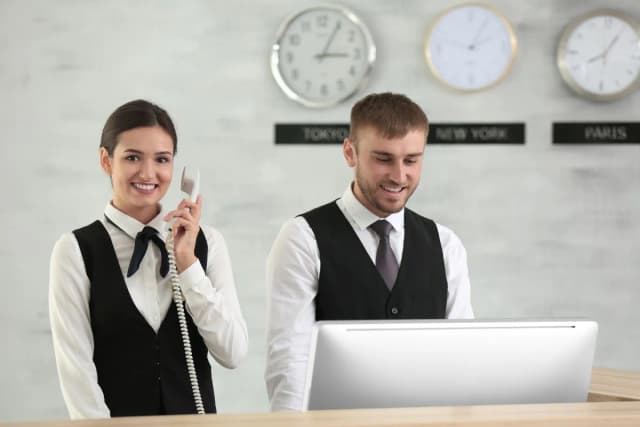 Co robi recepcjonistka w hotelu? Poznaj jej kluczowe obowiązki