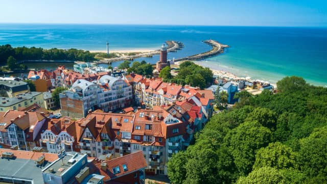 Jak znaleźć nocleg nad morzem i uniknąć wysokich cen?